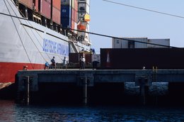 Archipel-des-Comores;-Conteneurs;-Deutsche-Afrika-Linien;-Docker;-France;-Kaleidos;-Kaleidos-images;-La-parole-à-limage;-Laurent-Abad;-Mayotte;-Océan-Indien;-Port;-Quai;-Stories-Pictures;-Transport-maritime